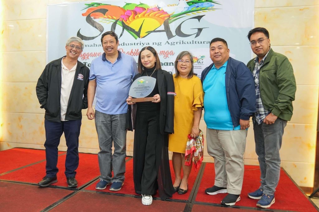 Sinag grants agricultural award to&nbsp;AVAQAL