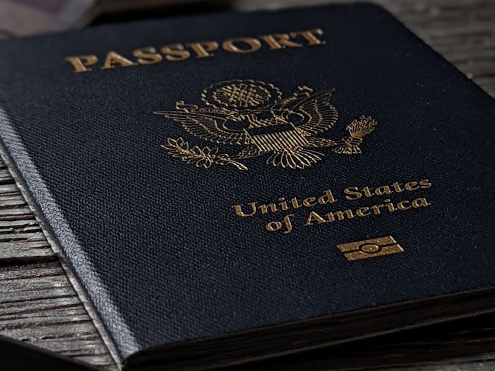 Viral American man who lived inside NAIA leaves&nbsp;PH