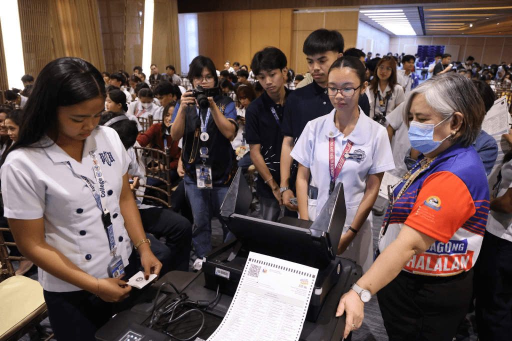 Comelec launches voting alerts to halt fake news ahead of May&nbsp;polls