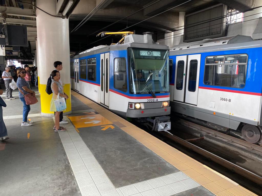 MRT-3  permanently extends weekday ops, adds more trains during rush&nbsp;hour