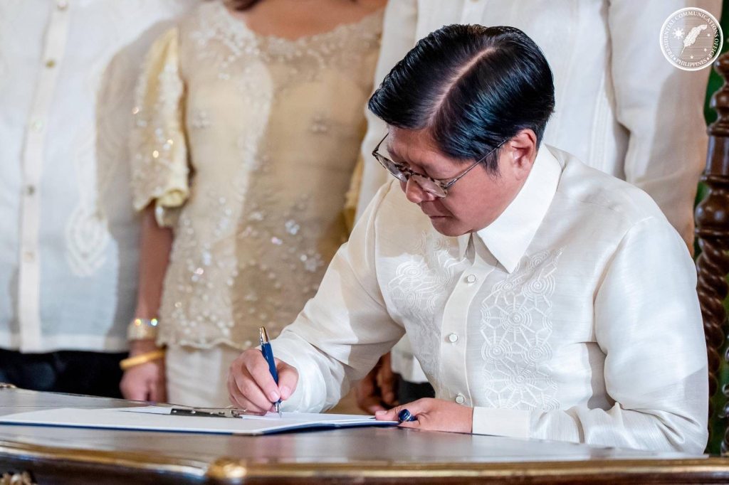 Marcos signs law granting judiciary full fiscal&nbsp;autonomy