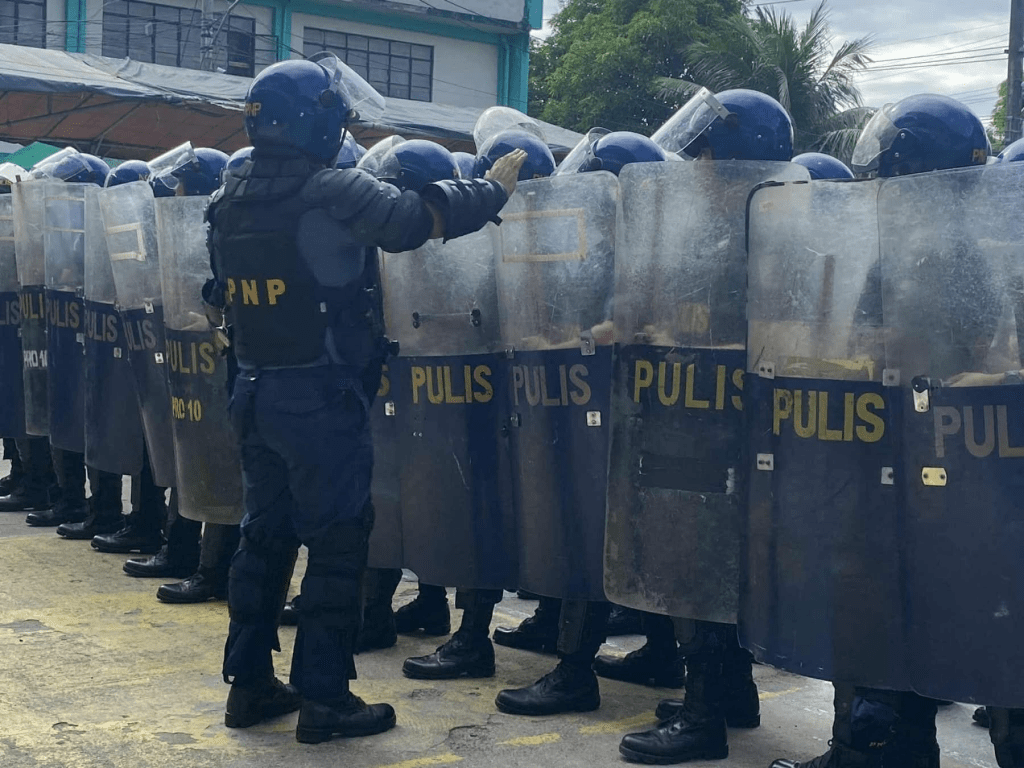 Marcos orders police restraint after clashes erupt near&nbsp;Malacañang