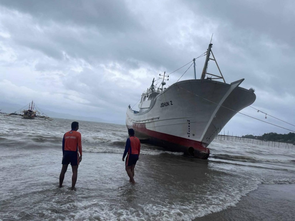Fishing vessel runs aground off&nbsp;Paluan