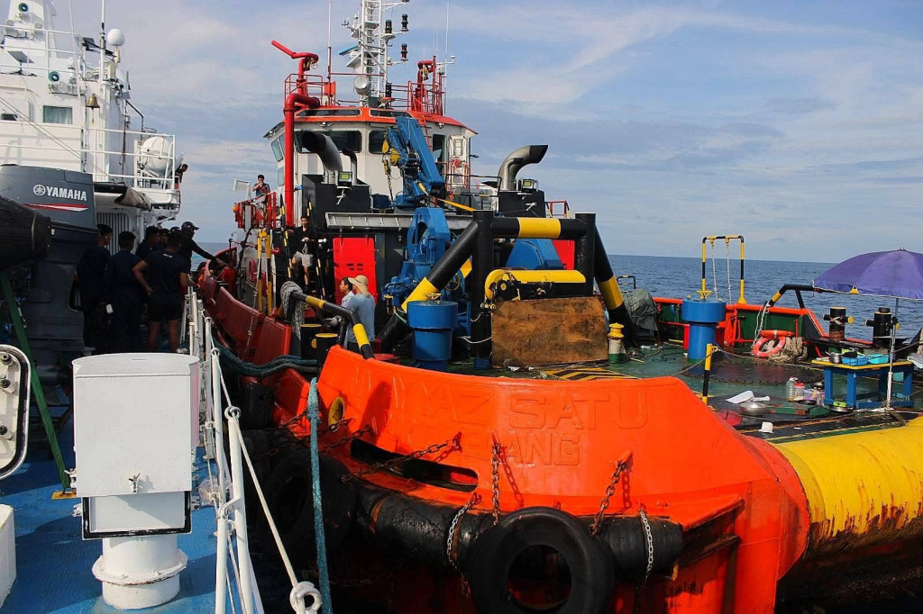 PCG rescues Chinese-crewed tugboat off&nbsp;Palawan