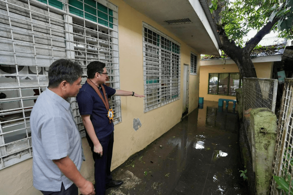 Bam Aquino inspects flooded, condemned classrooms in Naga&nbsp;City