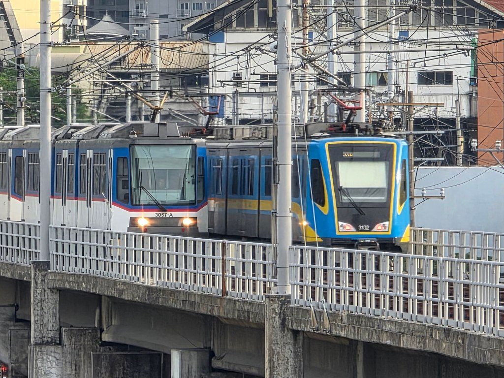 MRT-3 deploys six 4-car trains to ease morning rush hour&nbsp;congestion
