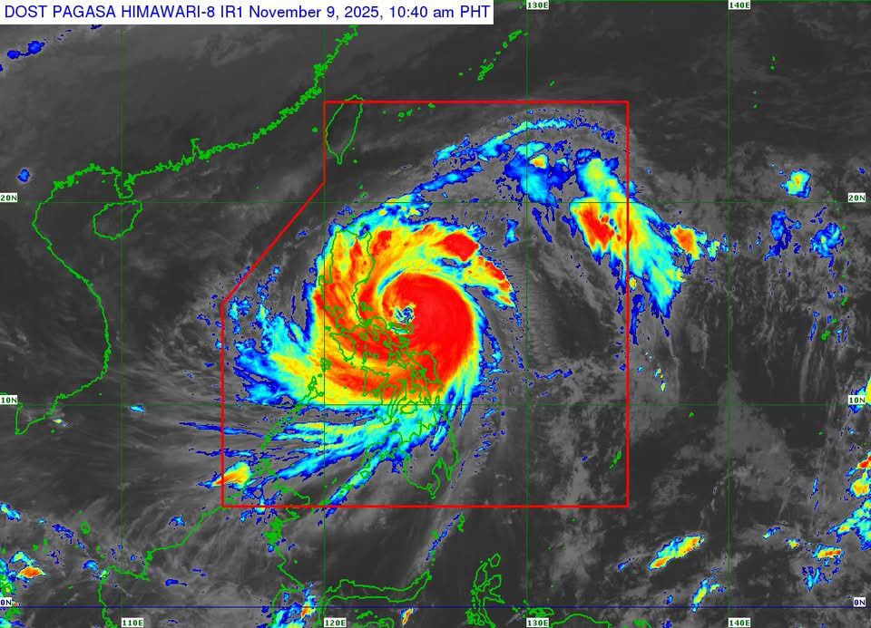 Super Typhoon Uwan pounds Bicol as it holds strength near&nbsp;Catanduanes