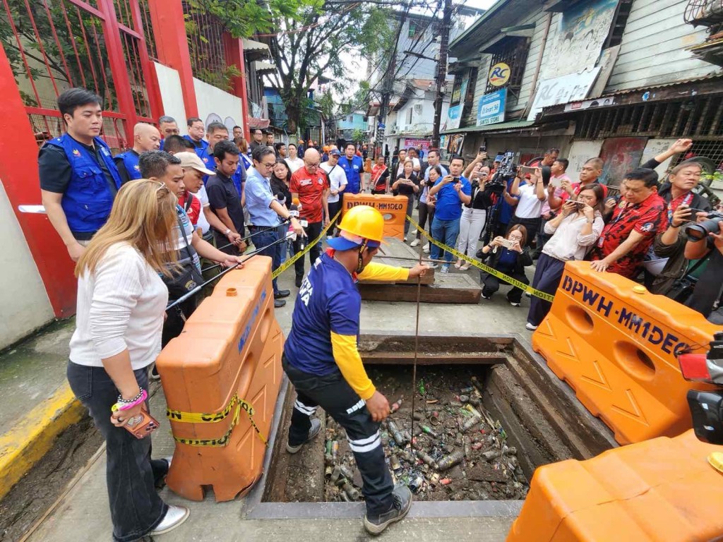 DPWH, San Juan LGU begin clearing operations to ease&nbsp;flooding