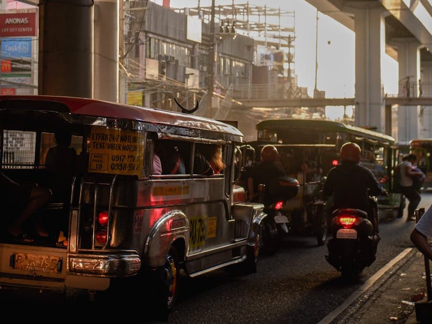 EDSA over capacity again; MMDA urges commuters to ride MRT, LRT,&nbsp;buses