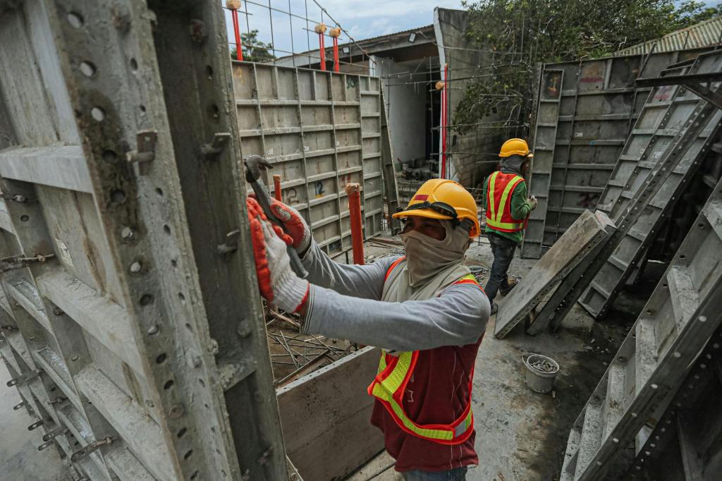 Filipino workers rank second in Asia-Pacific happiness&nbsp;index—study
