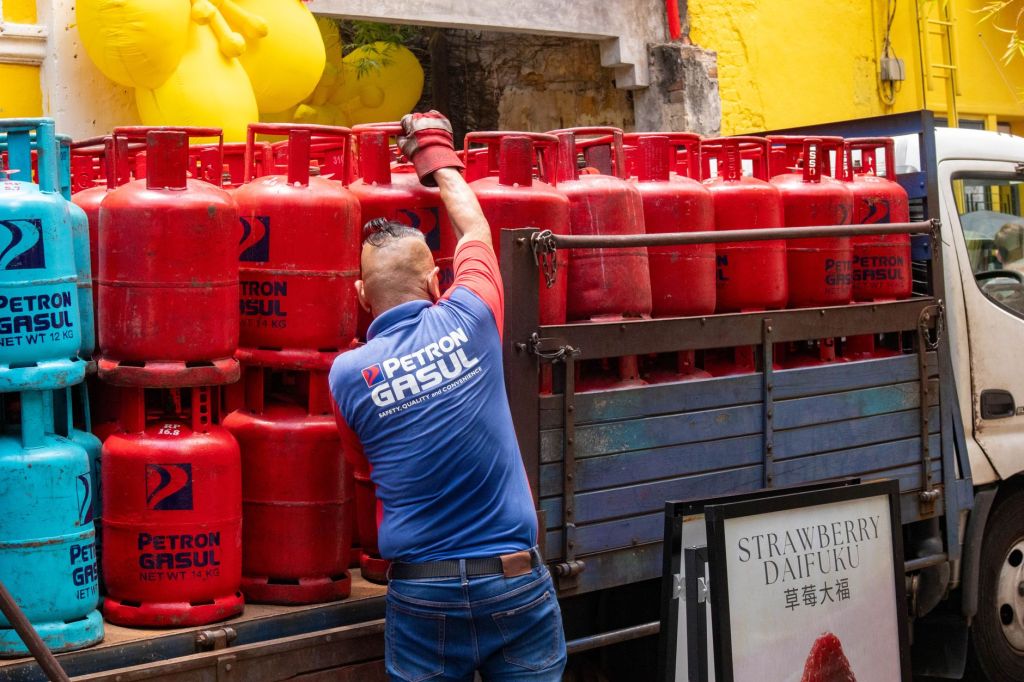 Marcos cuts LPG, kerosene taxes as crude prices near&nbsp;$100